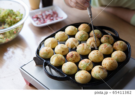 たこ焼きを焼く 65411362