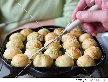 たこ焼きを焼く たこ焼きを焼く 65411364