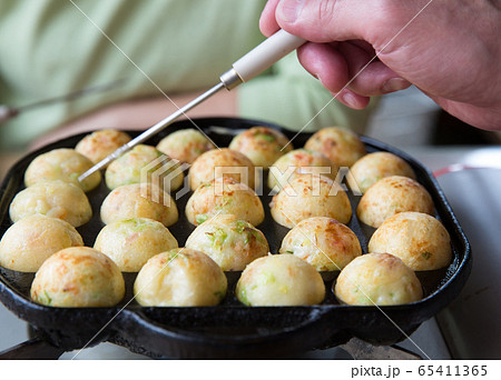 たこ焼きを焼くの写真素材 65411365 Pixta