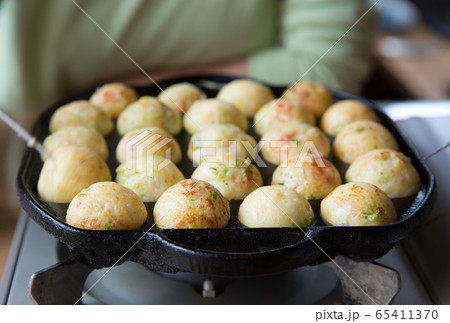 たこ焼きを焼く 65411370