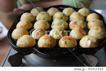 たこ焼きを焼く 65411593