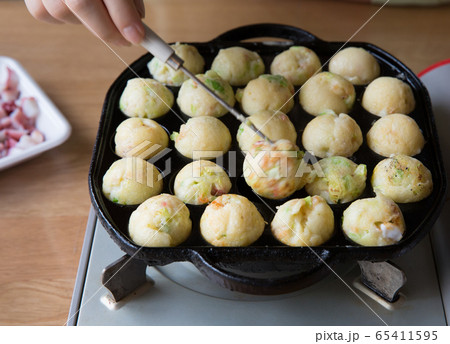 たこ焼きを焼く 65411595