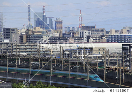 戸田市内を行く埼京線と並走する東北新幹線 65411607