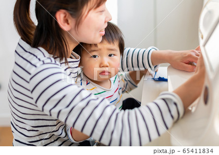 ミシンを使う女性　ハンドメイド　手作り 親子 65411834