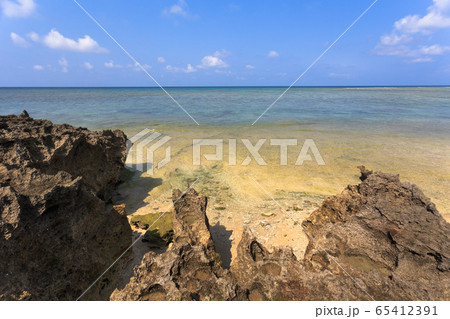 日本最南端、沖縄県波照間島の海岸 65412391
