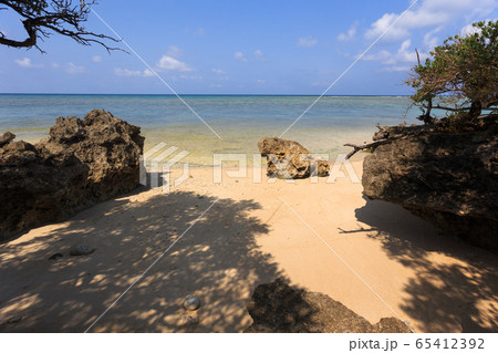 日本最南端、沖縄県波照間島の海岸 日本最南端、沖縄県波照間島の海岸 65412392
