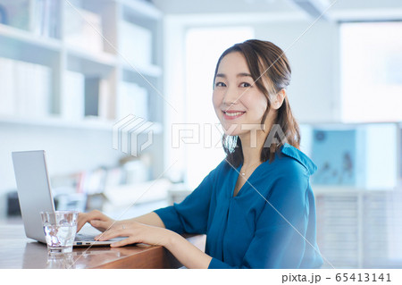ビジネスウーマン  　オフィス 65413141