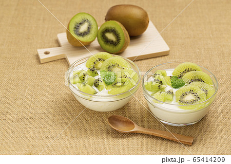 ヨーグルト_キウイ 65414209