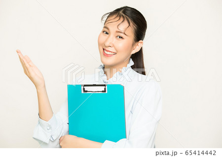 可愛い きれい 女性 会社員 ビジネス ファイル 持つ 人物 素材 可愛い きれい 女性 会社員 ビジネス ファイル 持つ 人物 素材 65414442