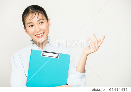 可愛い　きれい　女性　会社員　ビジネス　ファイル　持つ　人物　素材 65414455