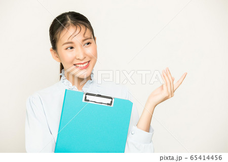 可愛い きれい 女性 会社員 ビジネス ファイル 持つ 人物 素材の写真素材