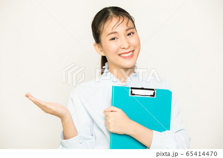 可愛い　きれい　女性　会社員　ビジネス　ファイル　持つ　人物　素材 65414470