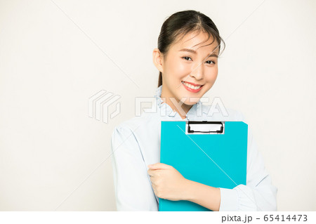 可愛い　きれい　女性　会社員　ビジネス　ファイル　持つ　人物　素材 65414473