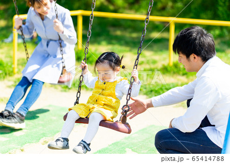 幼児　公園　家族　ブランコで遊ぶかわいい女の子 65414788
