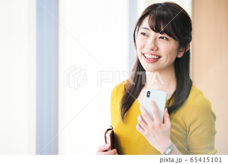手帳を持つビジネスウーマン 手帳を持つビジネスウーマン 65415101