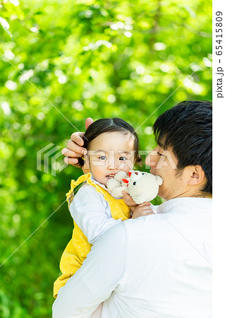 幼児　公園　幸せな家族　パパに抱かれる可愛い女の子　 65415809