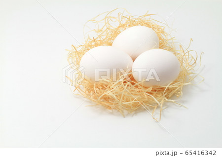 わらの上に鶏卵三個、白バック 65416342