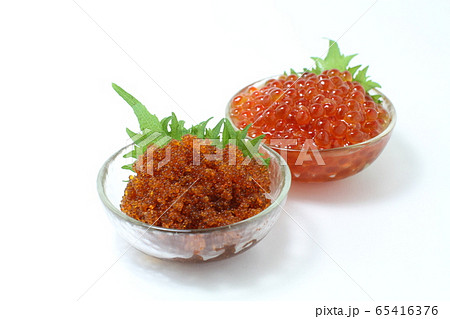 いくらとトビッコのガラス小皿盛り、魚卵、白バック いくらとトビッコのガラス小皿盛り、魚卵、白バック 65416376