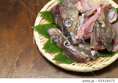 魚 鱈のあらザル盛り 茶色木目バックの写真素材