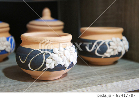 Traditional Malaysian pottery that has been commercialized. Decorated with floral motifs and a variety of colors. The famous pottery is Labu Sayong. Traditional Malaysian pottery that has been commercialized. Decorated with floral motifs and a variety of colors. The famous pottery is Labu Sayong. 65417787