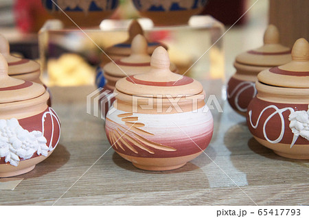 Traditional Malaysian pottery that has been commercialized. Decorated with floral motifs and a variety of colors. The famous pottery is Labu Sayong. 65417793