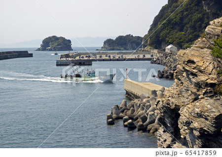 漁港に帰る漁船 65417859