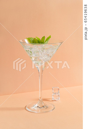 Cocktail drink ice mint leaves martini glass 65419638
