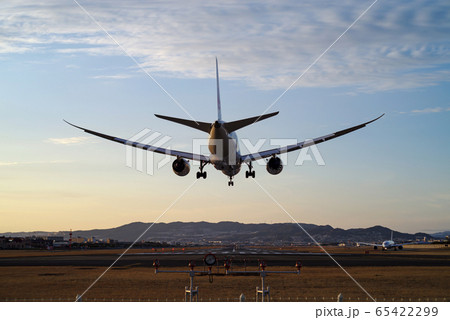 飛行機・夕暮れの着陸 65422299