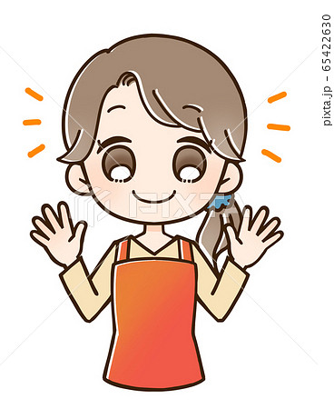 エプロンの女性　主婦　両手のひら 65422630