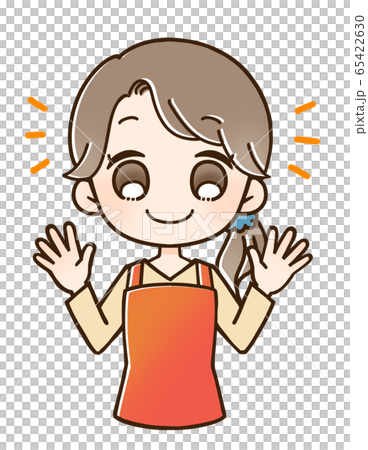 エプロンの女性　主婦　両手のひら 65422630