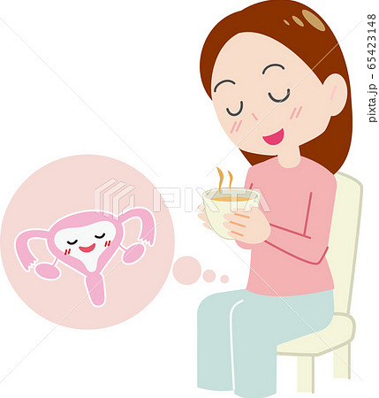 飲み物で体を温めて子宮をいたわる女性 飲み物で体を温めて子宮をいたわる女性 65423148