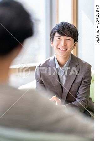 営業　相談　契約　説明　販売　運用　相続　投資　カジュアル　接客　来客　打合せ　顔あり 65423970