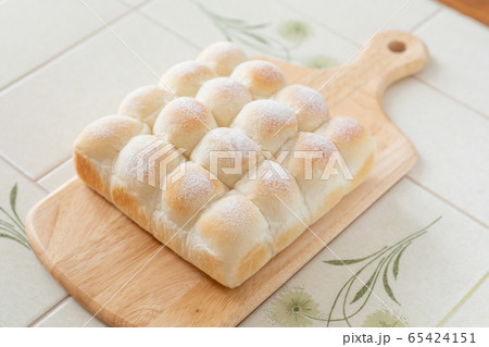 おうちでパン作り　ちぎりパン　カッティングボードにのせた焼きたてのちぎりパン 65424151