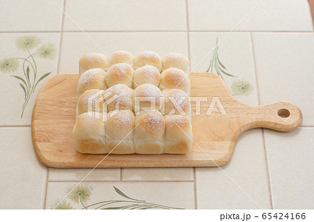 おうちでパン作り ちぎりパン カッティングボードにのせた焼きたてのちぎりパン おうちでパン作り ちぎりパン カッティングボードにのせた焼きたてのちぎりパン 65424166