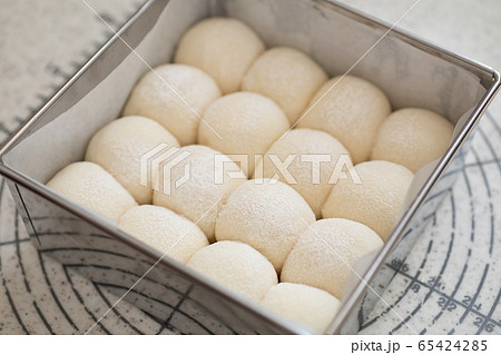 おうちでパン作り　ちぎりパン　二次発酵後のふくらんだ生地 65424285