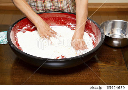 うどんの打ち方　水回し 65424689