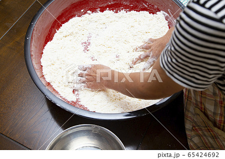 うどんの打ち方 水回し うどんの打ち方 水回し 65424692