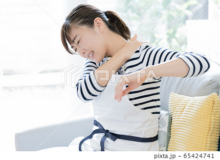 女性 肩凝り 女性 肩凝り 65424741