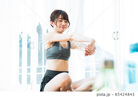 フィットネス　トレーニング　リビング　女性　エクササイズ 65424843