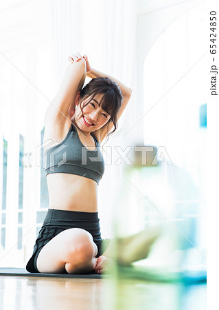 フィットネス　トレーニング　リビング　女性　エクササイズ 65424850