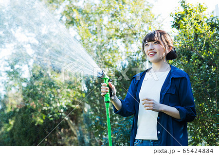 女性 ガーデニング 園芸 水やり ボタニカル ライフスタイルの写真素材