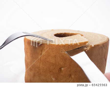 バウムクーヘンを切る 65425563