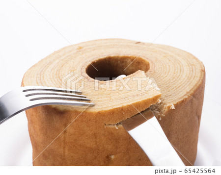 バウムクーヘンを切る バウムクーヘンを切る 65425564