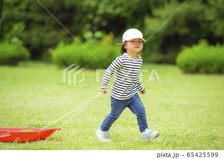公園で遊ぶ女の子 公園で遊ぶ女の子 65425599