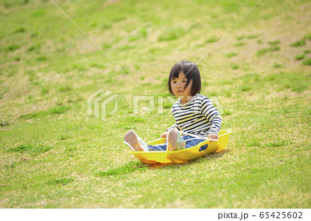 公園で遊ぶ女の子の写真素材