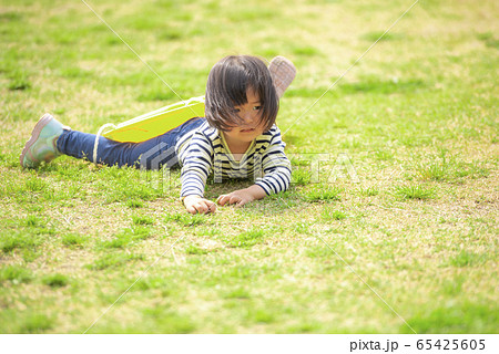 芝滑りで転倒する 65425605