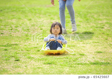 公園で遊ぶ女の子の写真素材