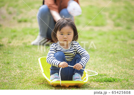公園で遊ぶ女の子 公園で遊ぶ女の子 65425608