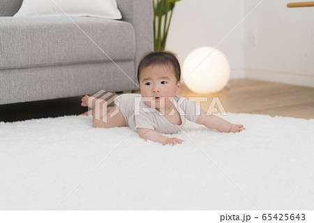 マットの上で動き回る赤ちゃんの写真素材 マットの上で動き回る赤ちゃんの写真素材