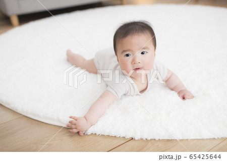 マットの上で動き回る赤ちゃんの写真素材 マットの上で動き回る赤ちゃんの写真素材